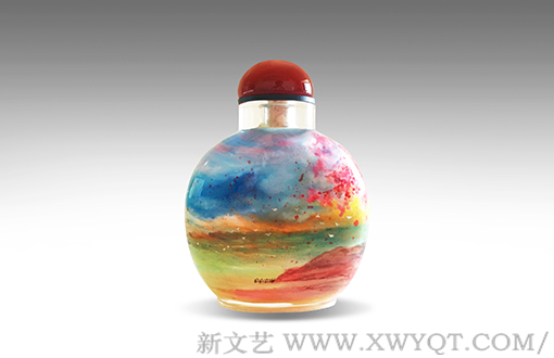 万欢内画鼻烟壶作品《春》背面 规格：9.4cmx7.5cmx3cm 创作年代：2018年.png