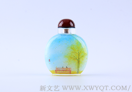 万欢内画鼻烟壶作品《秋》正面 规格：9.4cmx7.5cmx3cm 创作年代：2018年.png