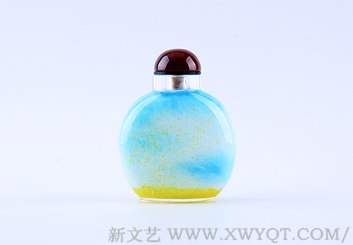 万欢内画鼻烟壶作品《秋》背面 规格：9.4cmx7.5cmx3cm 创作年代：2018年.png