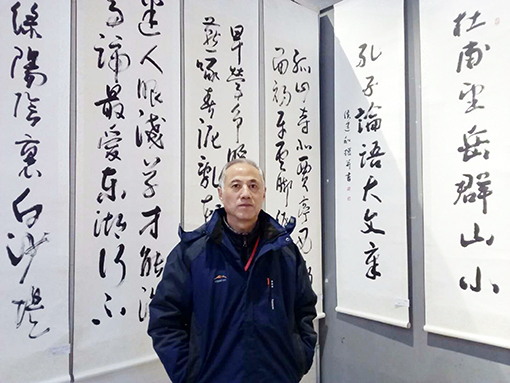 侯 建 和照片.jpg