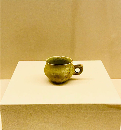 黄绿色釉的粗陶器单把杯.jpg