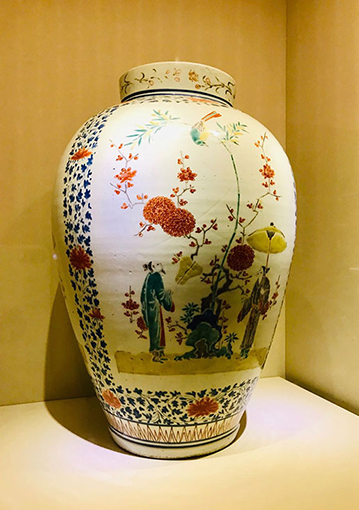柿右门彩绘瓷瓶.jpg