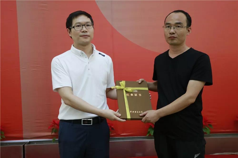 中国国家画院党委书记张士军为曾来德、纪连彬导师工作室学员颁发结业证书
