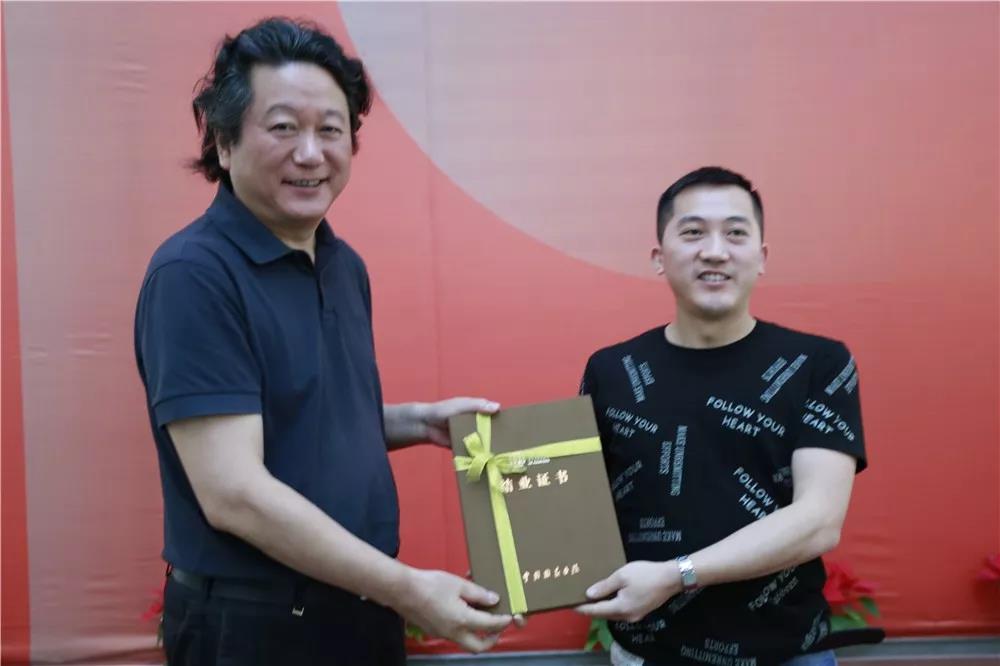 中国国家画院副院长张江舟为陈钰铭导师工作室学员颁发结业证书