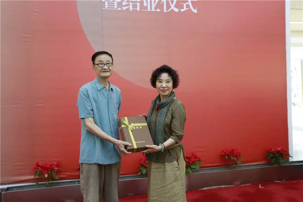 导师詹庚西为学员颁发结业证书