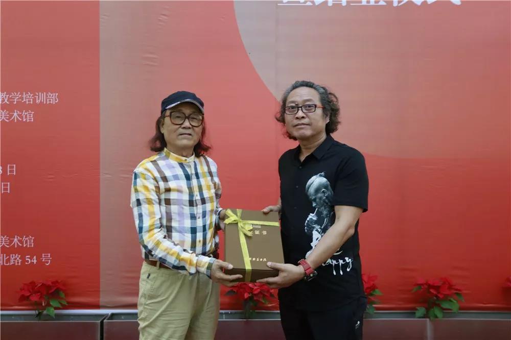 导师石齐为学员颁发结业证书