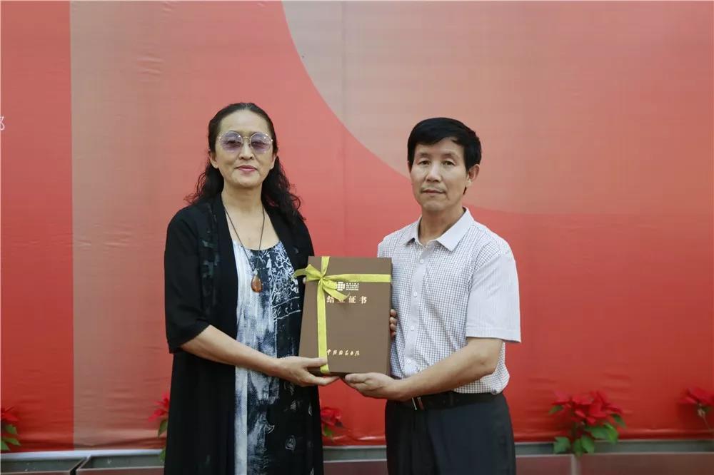 导师唐秀玲为学员颁发结业证书