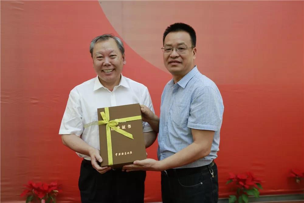导师王厚祥为学员颁发结业证书