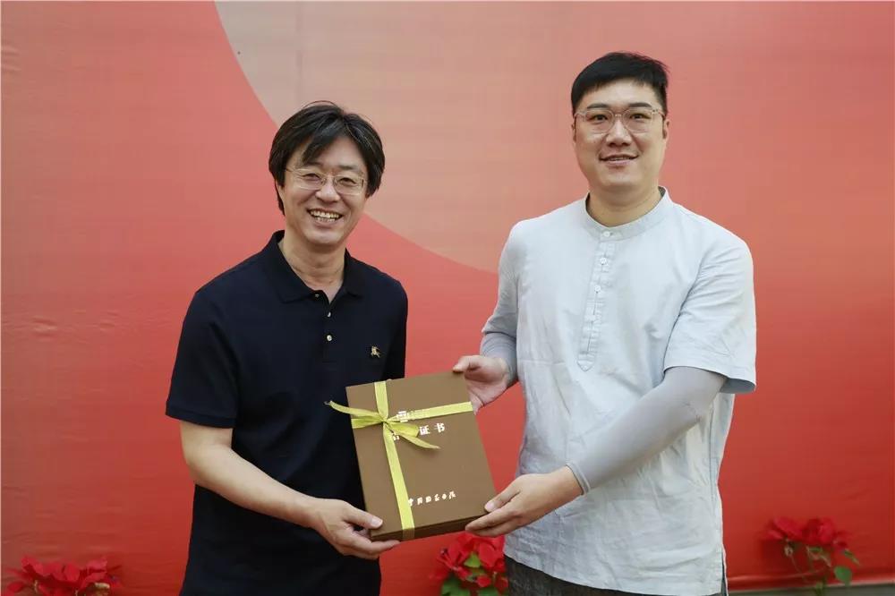 导师张公者为学员颁发结业证书