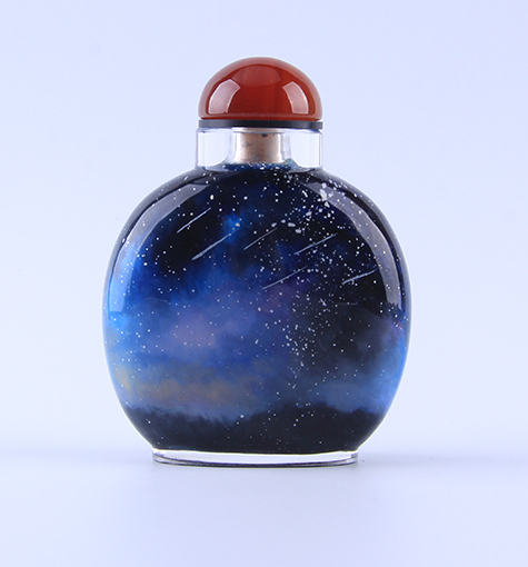 万欢内画鼻烟壶作品《我和小伙伴》背面 规格：9.4cmx7.5cmx3cm 创作年代：2016年.JPG