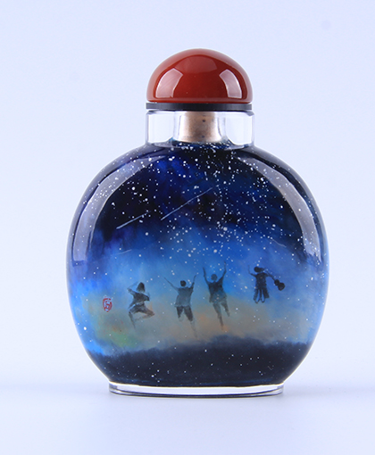 万欢内画鼻烟壶作品《我和小伙伴》正面 规格：9.4cmx7.5cmx3cm 创作年代：2016年.JPG