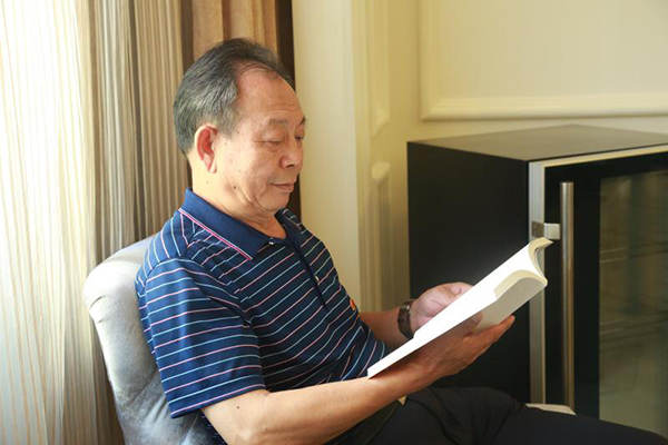陈明权个人照片.jpg