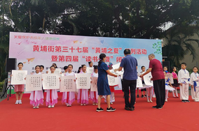 图片8 新文艺群体书画家工作委员会副秘书长刘炳植为孩子们赠送书法小品，勉励孩子们从小立志，学好本领，长大报效祖国。.png