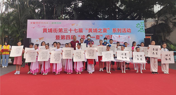图片9 新文艺群体书画家工作委员会副秘书长刘炳植为孩子们赠送书法小品，勉励孩子们从小立志，学好本领，长大报效祖国。.png