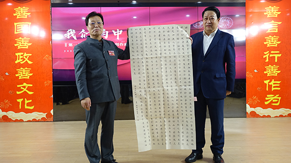 8杨晓旭（左）向金源集团董事长段修义（右）赠送作品.JPG