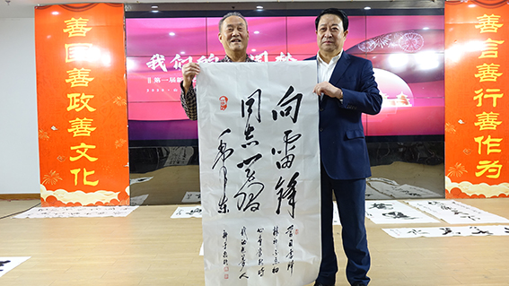 7、杨新平（左）向金源集团董事长段修义（右）赠送作品.JPG