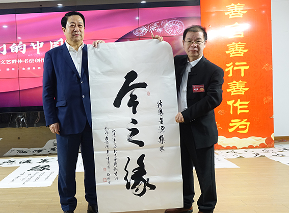 7、陈财福老师（右）向金源集团董事长段修义（左）赠送作品.JPG