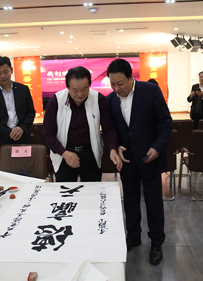 7、张宗彪副主任为金源集团董事长段修义现场创作书法作品《德赢天下》.JPG