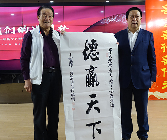 8、中国书画家联谊会新文艺工委会副主任张宗彪（左）向金源集团董事长段修义（右）赠送作品.JPG