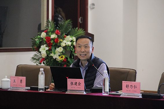 中国书法家协会副主席、天津市文联副主席、天津市书法家协会主席张建会做题为《简析隶书研习与创作》主题演讲.JPG