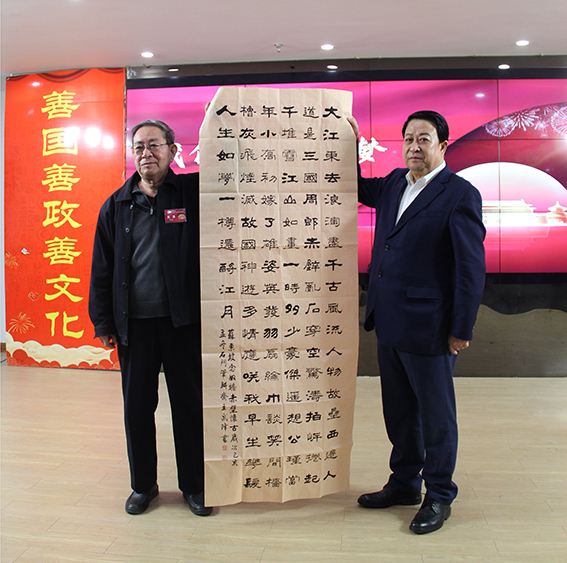 中国书画家联谊会新文艺工委会特聘书法家武锋（左）向金源集团董事长段修义（右）赠送作品.jpg