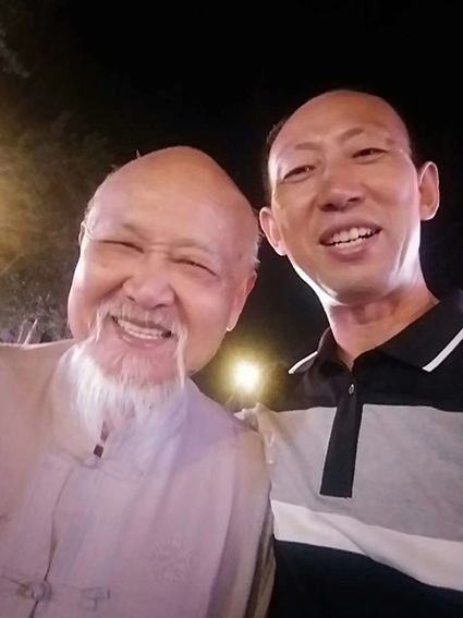 与著名画家黄努卫（黄宾虹的外孙）老师合影.jpg