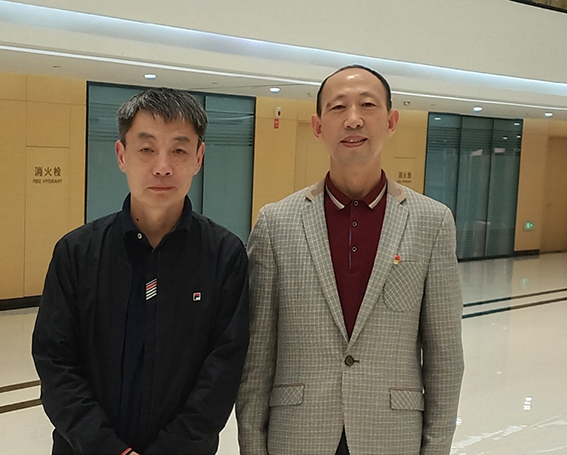 与著名美术评论家郭晓川老师合影.jpg