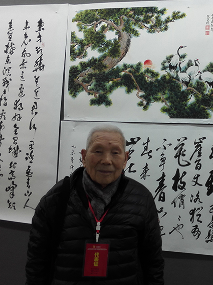 倪宪振老师和他的作品合影.jpg