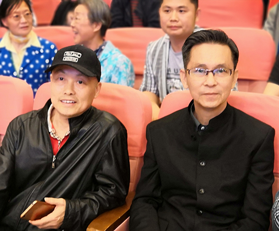 社会活动合影1  上海艺术节与中国美协副主席何家英合影.jpg