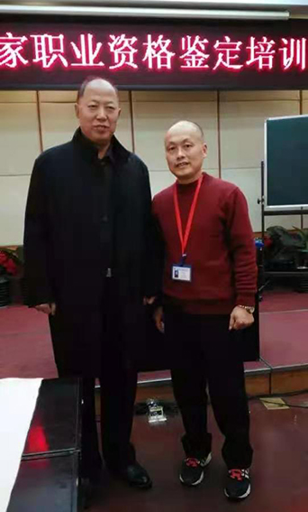 社会活动合影3  参加全国第四期书法家职业资格鉴定培训时和田英章合影.jpg
