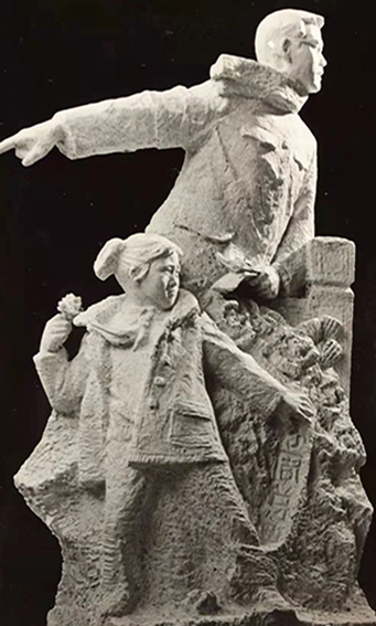 胡锡乾作品《76年天安门之事》 石膏 高90cm.jpg