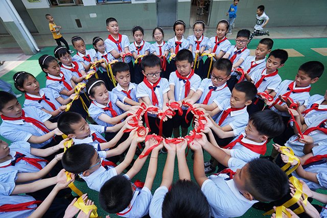 谢才保作品2（纪念华爷爷）在常州金坛华罗庚小时候读书的小学里，小同学围在一起拍个红心照纪念华爷爷，也为自己永久留存。.JPG
