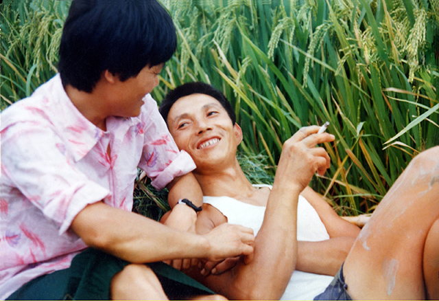 谢才保作品8-1987，9月份左右，我在农村拍照片时，发现了这对夫妻，在农村稻田边上休息，我就拍下了这几张照片，选了二张在国庆节参加了县里的展览，就获一等奖，也上了报道了，.jpg